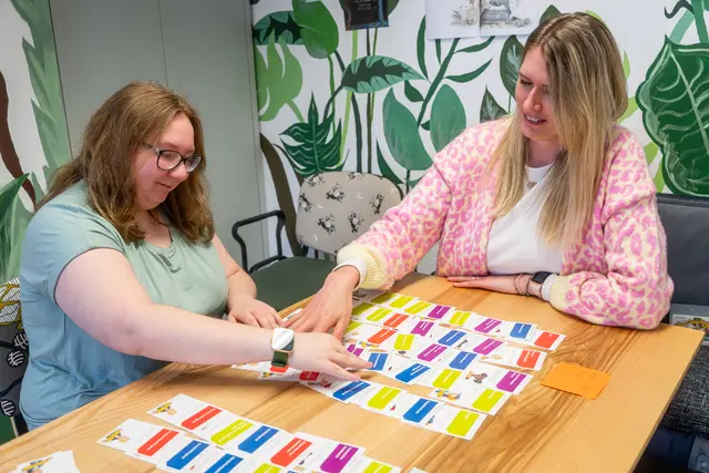 Anja im Gespräch mit ihrer Coachin Tina Jekay: Das Coaching dient der individuellen Begleitung und unterstützt die Teilnehmer:innen dabei, ihren Einwicklungsprozess sowie ihre Stärken und Schwächen zu reflektiert. | Foto: Soziale Initiative gGmbH
