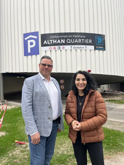 Garagenbetreiber Andreas Fitsch und Bezirkschefin Saya Ahmad. | Foto: BV9