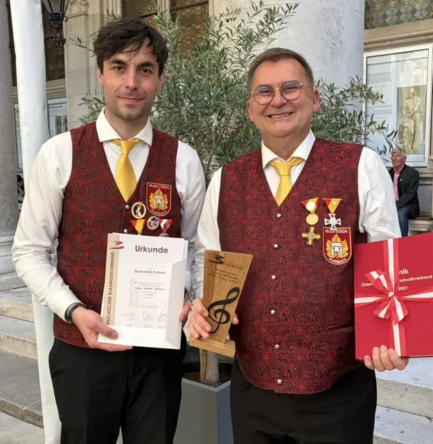 Kapellmeister Michael Halverson und Obmann Kurt Rüssel durften die Ehrung entgegennehmen.  | Foto: Musikverein Purbach