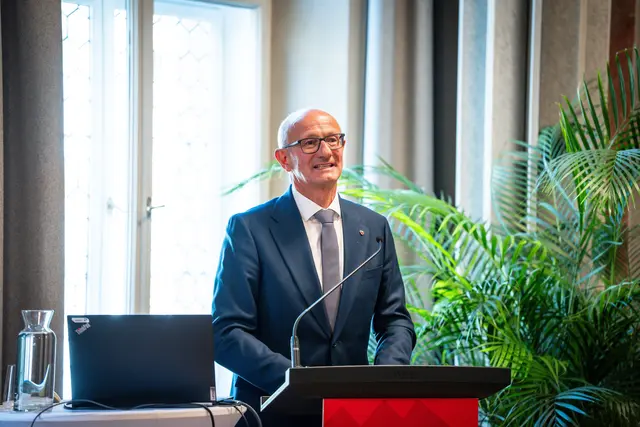 Euregio-Präsident, Landeshauptmann Anton Mattle: „Die Euregio-Jobbörse ist ein wichtiger Schritt, um Austausch und Zusammenarbeit im Arbeitsmarkt der Länder Tirol, Südtirol und Trentino weiter zu stärken.“  | Foto: Land Tirol/Fitsch
