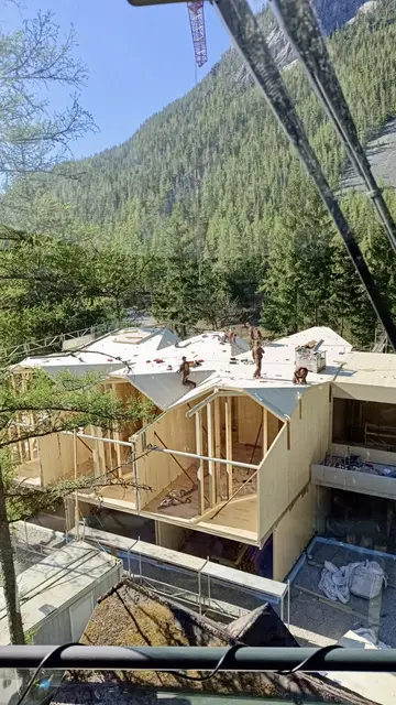 Bei der Baustelle geht derzeit was weiter, mit einem Kran werden die Holzteile eingehoben. | Foto: Dr. Helmut Marko GmbH