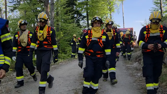 Über 300 Einsatzkräfte kämpfen auch am Montag gegen die Flammen am Mühlbachkogel. | Foto: Presseteam BFVRA / Konrad