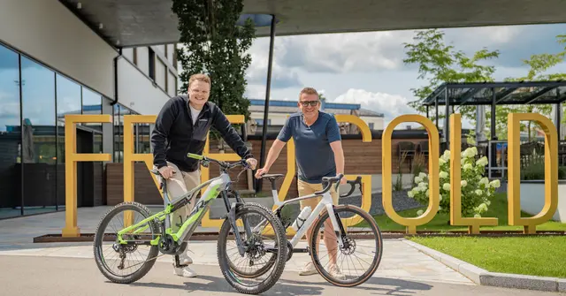Von links: Alexander Hüttmannsberger (Königswieser Hof) und Dietmar Hehenberger (Freigold) präsentieren die »Goldwiesen-Tour«. | Foto: Freigold