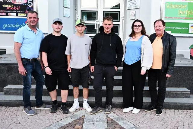 Bürgermeister Matthias Weghofer, Vizebürgermeister Christoph Ramhofer und Jugendobfrau Lara Berger mit den Jugendlichen. | Foto: Marktgemeinde Wiesen