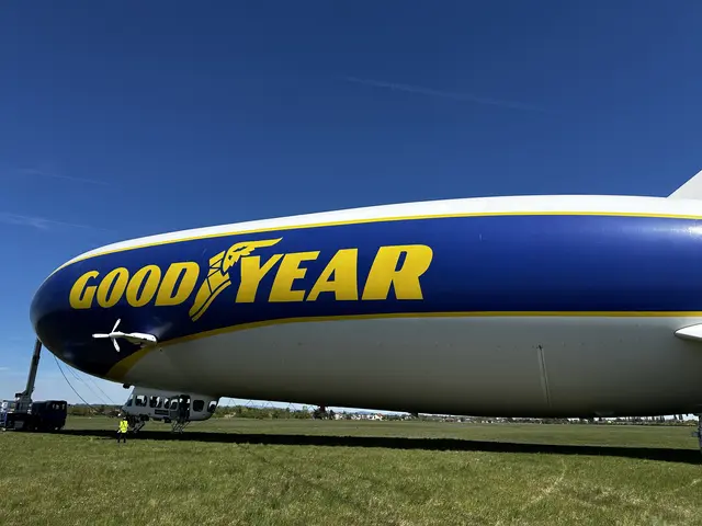 Auf seinem Boxenstopp am Heimweg nach Friedrichshafen durften Fans eines der letzten Luftschiffe und Schaulustige den Zeppelin am Welser Flugplatz bestaunen. | Foto: MeinBezirk