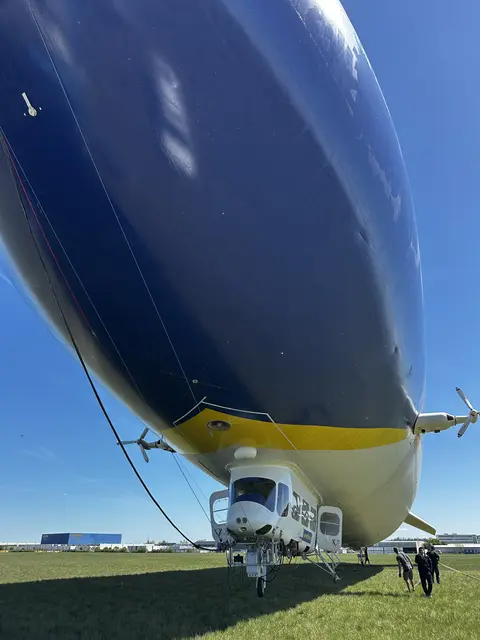 Auf seinem Boxenstopp am Heimweg nach Friedrichshafen durften Fans eines der letzten Luftschiffe und Schaulustige den Zeppelin am Welser Flugplatz bestaunen. | Foto: MeinBezirk