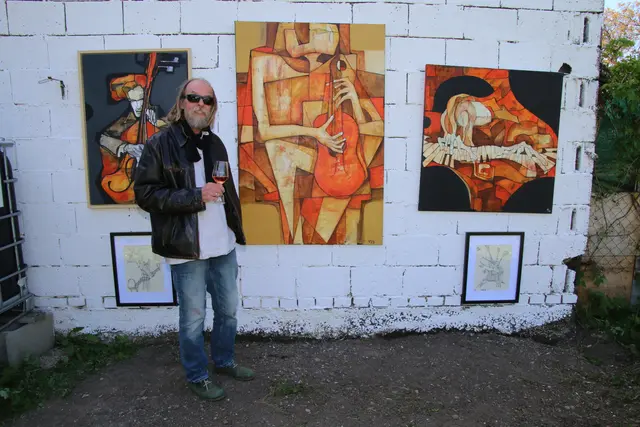 Christoph Potmesil, stammt aus dem Weinviertel/NÖ. 2025 hat es ihn, zusammen mit seiner Frau Ulli, mit der er jahrelang auf einem Schiff das Meer bereiste, ins Burgenland verschlagen. Die Malerei begleitet ihn seit frühester Jugend. Neben der Arbeit im Spitalswesen hat er sich in etlichen Kunstkursen maltechnische Inputs geholt und letztlich seinen eigenen Stil mit Spachtel und Farbgebung gefunden. Auch ist Christoph ein exzellenter Zeichner, wie man unschwer an seinen Portraits erkennen kann.