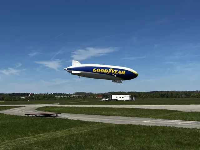 Zeppelin in Wels gelandet, drei Verletzt nach Frontalzusammenstoß, große Raika-Fusion in Oberösterreich