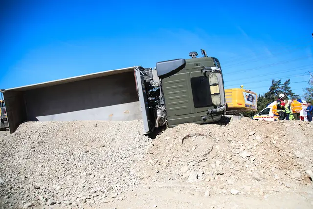 Lkw-Unfall auf der Bahnbaustelle in Marchtrenk: Ein Transporter kippte um – der Lenker wurde dabei verletzt. | Foto: laumat.at