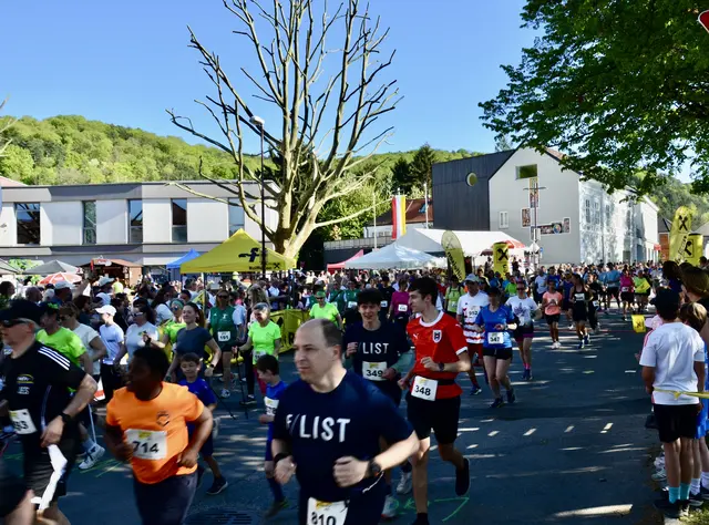 Pünktlich um 17Uhr fiel der Startschuss zum Jubiläum der 15. Auflage des „Pittener Abendlaufes“. | Foto: Elisabeth Peinsipp