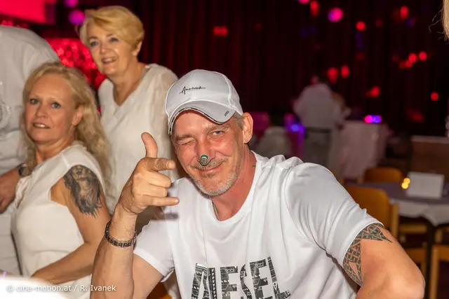 Michael (Mike) - auffallen und Spaß war hier garantiert, besonders mit den hübschen Begleiterinnen. | Foto: cine-motion.at / R. Ivanek