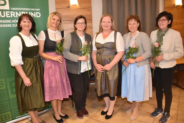 Die Bezirksbäuerin Katrin Schober, 4. von links, mit ihren Stellvertreterinnen und Barbara Payreder, links. | Foto: Robert Zinterhof