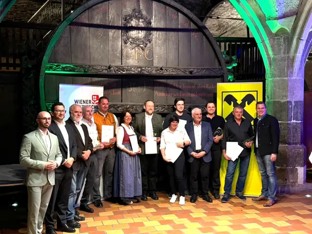 vlnr.: Sieger der Bezirksweinkost 2026 mit LAbg. Bürgermeister Christoph Kaufmann, Ing. 
Leopold Kerbl - Obmann des Bezirksweinbauverbandes Klosterneuburg, HR DI Dir. Reinhard Eder -
Direktor der HBLA für Wein- &amp; Obstbau Klosterneuburg, und Vertreter der Sponsoren | Foto: Vanessa Thallmaier - Stadtmarketing Klosterneuburg
