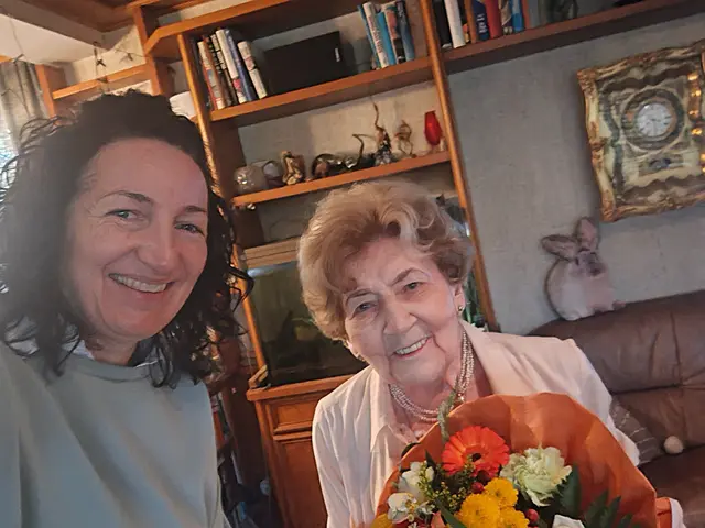 Waltraud Ungersböck mit der Jubilarin. | Foto: Gemeinde Scheiblingkirchen