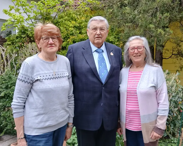 Ortsbetreuerin Cäcilia Farkas, der Jubilar und Obfrau Renate Großauer | Foto: privat