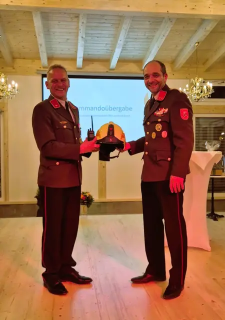 Bei der symbolischen Übergabe des Einsatzhelmes und des Funkgerätes an den neuen Ortsfeuerwehrkommandanten Johann Guggenberger (li.). Sein Vorgänger Leonhard Ernst (re.) war Anfang April zum Bezirksfeuerwehrkommandanten (BFK) gewählt worden. | Foto: FF-Ramingstein