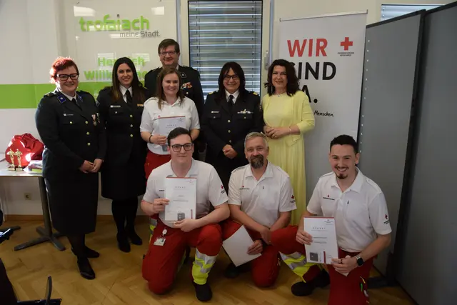 Im Zuge der Ortsversammlung wurden folgende Mitarbeiter befördert: Rotkreuz-Haupthelferin Hannah Kernbichler, Rotkreuz-Oberhelfer Lion Ertl, Rotkreuz -Helfer Martin Schaffar, Rotkreuz-Helfer Gabriel Kovacsics (v. l.) Im Bild mit den Überreichern: Vize-Bgm. der Stadt Trofaiach Sylvia Ippavitz, BL Anita Kozak, BGF Josef Himsl, OL Michaela Aigner und OL-Stv. Claudia Zechner | Foto: Rotes Kreuz Steiermark/G. Kovacsics