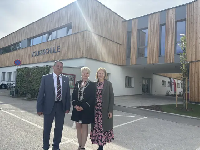 Bürgermeister Anton Froschauer, Direktorin Andrea Starzer und Landeshauptmann-Stellvertreterin Christine Haberlander. | Foto: MeinBezirk Perg/Köck