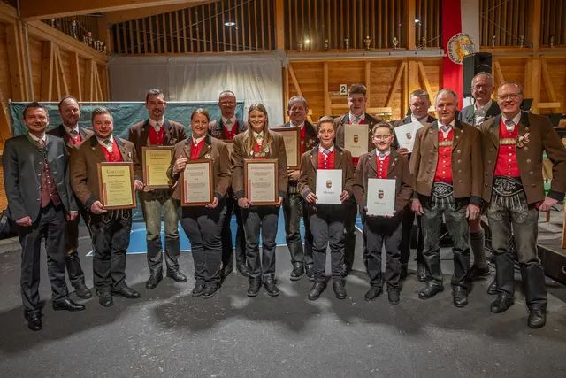 Geehrte und Ausgezeichnete der Bürgermusik St. Michael im Lungau mit ihren ersten Gratulanten im Rahmen des Konzertes 2026. | Foto: Sandra Aigner