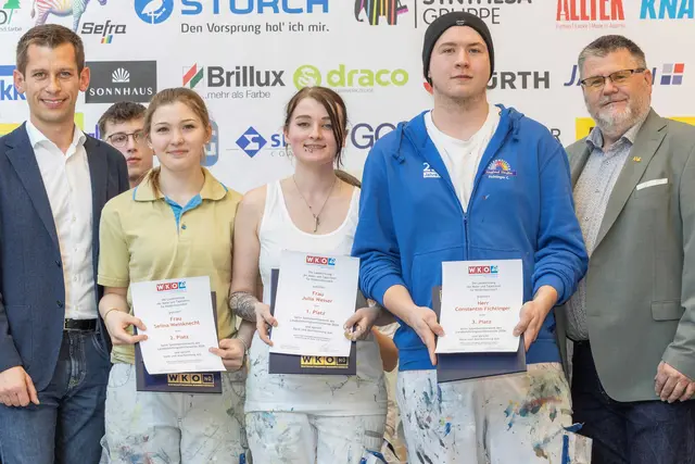 Das Siegerbild des Speedwettbewerbs: Lukas Müllner (Lehrlingsbeauftragter Landesinnung), Selina Weinknecht (2. Platz), Julia Weiser (1. Platz), Constantin Fichtinger (3. Platz) und Landesinnungsmeister Jürgen Kreibich | Foto: Theo Kust