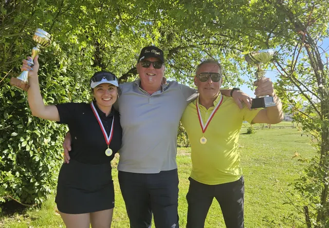 Die Bezirksmeister Theresa Langeder und Johannes Riegler mit Präsident Alfred Brandner vom Golfclub. | Foto: Golfclub Perg/Karlingberg