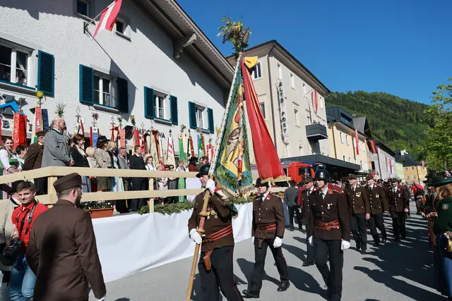 Die Feuerwehr Werfen beim Festumzug. | Foto: Land Salzburg/Franz Neumayr