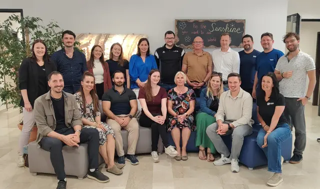 Zahlreiche Pädagoginnen und Pädagogen der SEK 1 fanden sich ein zum Vernetzungstreffen "Digitale Grundbildung". Organisiert wurde das Treffen an der HLW FW Kufstein von Sandra Steindl (stehend, ganz links) und Tanja Hechenberger (sitzend, ganz rechts). | Foto: HLW FW Kufstein