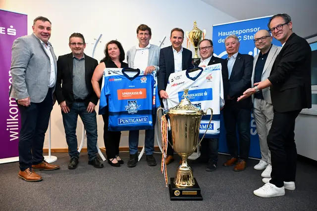 Der Vorstand des ESC Sparkasse Steindorf mit den Sparkasse-Fe-Vorstandsdirektoren Gerhard Greimer und Udo Bergner sowie Vertretern der Gemeinde Steindorf. | Foto: Bernd Stefan