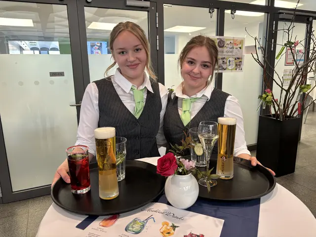Die Schülerinnen und Schüler begrüßten die Gäste in der Aula bei Aperitif. | Foto: Victoria Edlinger