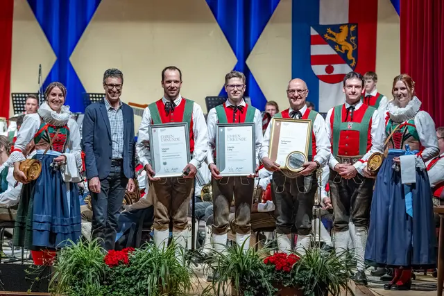 Manuel Mair, Lang Martin, Sebastian Mader wurden ebenfalls von Stefan Klocker (l.) und Obmann Helmut Huber (r.) geehrt. | Foto: Osttirol Fotos/Toni Ausserlechner