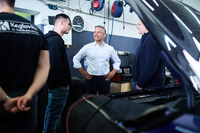 Bundesminister Wolfgang Hattmannsdorfer (Mitte) stellt zentrale Bausteine der Industriestrategie Österreich 2035 vor. | Foto: BMWET/Holey