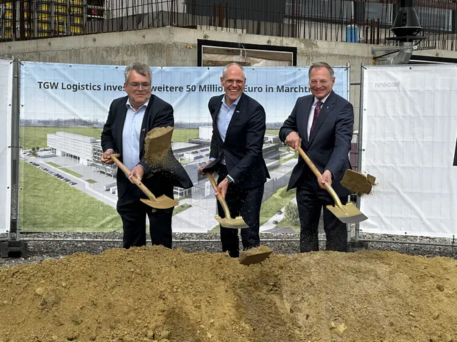 Der Marchtrenker Bürgermeister Paul Mahr (SPÖ), TGW-Geschäftsführer Henry Puhl, sowie Landeshauptmann Thomas Stelzer (ÖVP) beim Spartenstich zur neuen Firmenzentrale. | Foto: MeinBezirk