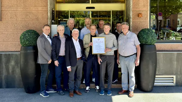 Vizepräsident des TFV Adi Stastny, EM Siegfried Mair, EM Johann Kornprobst, TFV Präsident Dr. Sepp Geisler, der Geehrte Dipl. Vw. Klaus Arco sowie EM KR Hannes Kerschdorfer. Die hintere Reihe bilden von links nach rechts EM Gerhard Rauschgatt, TFV Klassenobmann Alfred Ropic, Alexander Breitfelder und der Geschäftsstellenleiter des TFV Alex Viertl. | Foto: TFV