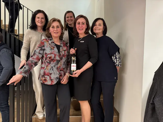 Bettina Stelzer-Wögerer, Obfrau der WKO Steyr-Stadt (li.), gratuliert herzlich zur Eröffnung des neu umgebauten Betriebes. | Foto: WKO Steyr