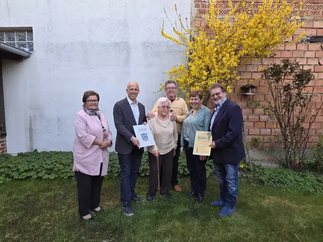 Herta Holzinger, Hannes Zimmermann, Jubilarin Berta Gerhold und Sohn Franz Gerhold, Aloisia Knapp und Franz Kienböck. | Foto: Marktgemeinde Fels am Wagram