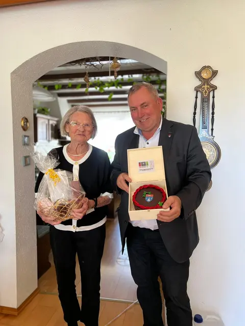 Herzliche Glückwünsche zum 85er für Maria Ungersbäck: Bürgermeister Bernhard Karnthaler gratulierte. | Foto: Marktgemeinde Lanzenkirchen