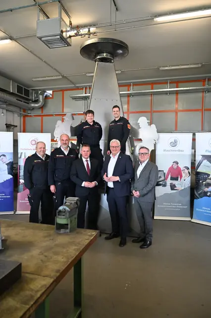 Offizielle Übergabe der 4,5 Meter hohen Feuerschale in der HTL Eisenstadt.  | Foto: Eisenstadt