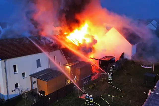 Drei Familien konnten sich rechtzeitig aus dem brennenden Gebäude ins Freie retten. | Foto: BFK WT / St. Mayer