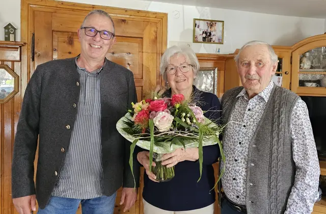 Bürgermeister Harald Kleiner mit dem Jubelpaar Genoveva und Walter Preindl. | Foto: Gemeinde Tannheim