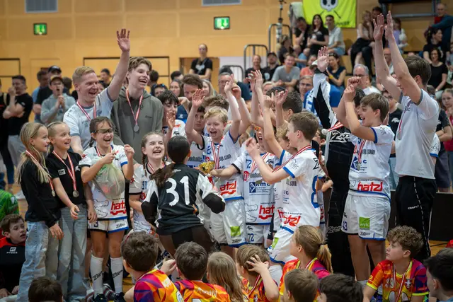 Die U12 jubelt mit dem Trainerteam über den Pokal | Foto: UHC Alligator Rum