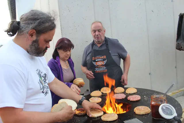 Beim Grillen | Foto: MeinBezirk Perg/Köck