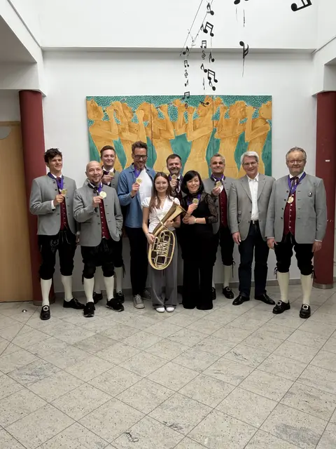 Tina Zeller aus Langenstein absolvierte die Prüfung "Audit of Art" mit Auszeichnung. Begleitet wurde sie von ihren Kollegen der Marktmusik St. Georgen an der Gusen. | Foto: Manuel Zeller