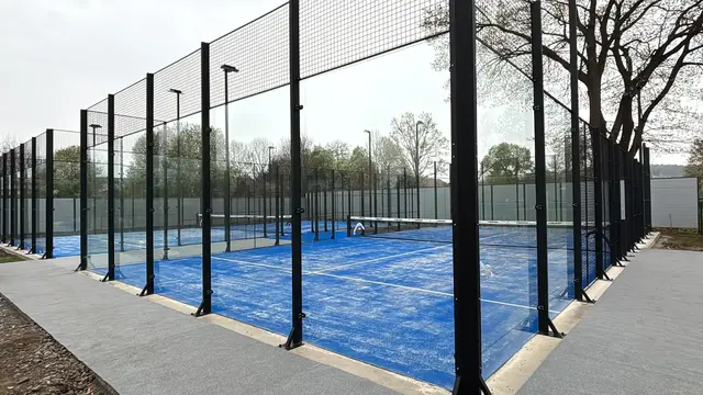 Gespielt wird Padel als Mischung aus Tennis und Squash: Der Ball darf auch über die Glaswände gespielt werden, was für längere Ballwechsel sorgt. | Foto: Padelerlebnis