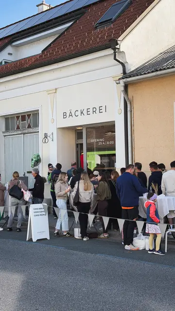 Die Schlange zog sich bis zur vier Häusern. | Foto: Schreiner