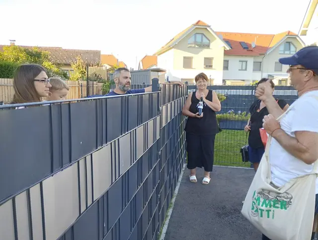 Eine Szene aus dem Peischinger Nachbarschaftsleben: alles steht am Gartenzaun, plaudert, scherzt und verträgt sich. | Foto: DG Peisching
