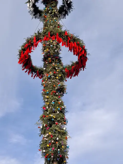 Maibaum in Klam. Eine Initiative der Landjugend Klam mit Feuerwehr und Musik. | Foto: Zinterhof