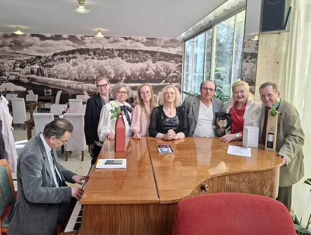 Die Mitwirkenden in Piešťany von links nach rechts:
Am Piano Peter Pavol, Hoteldirektorin Michaela Uhrínová, Jana Macháčová, Hanna Oppelmayer,  Gertrud Hauck, Karl Krammer, Helene Levar und Erwin Matl | Foto: Dušan Petroff