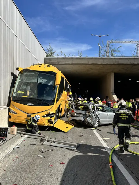 Am Montag ereignete sich im Bereich des Eurogate-Tunnels auf der A23 ein schwerer Verkehrsunfall mit einem Reisebus. | Foto: Stadt Wien | Feuerwehr