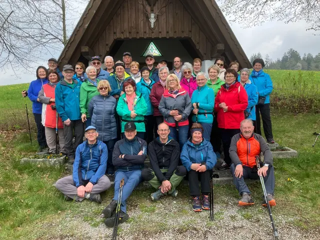 Fast 40 Wandersleute des Seniorenbunds Waldkirchen am Wesen erkundeten zum Start der Wandersaison den Maurer Benno Weg in Natternbach. Vor der Jagakapelle schossen sie ein Erinnerungsfoto.   | Foto: Anton Gahleitner
