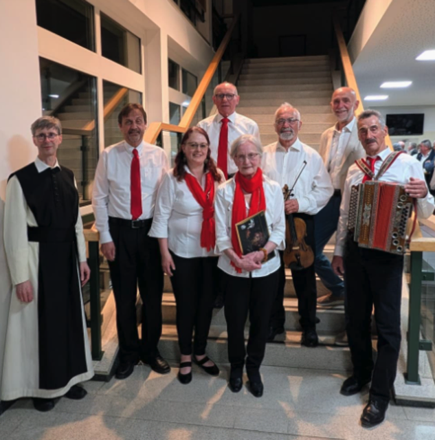 Pater Bernhard Prem, Chorleiter Josef Hofmann, Obfrau Monika Huber, Karl Spitaler, Margit Budin, Franz Senk, Bürgermeister Josef Schaden, Karl Rössler | Foto: Gemeinde